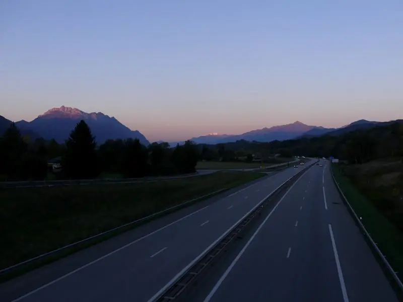 Autoroute au crépuscule, VTC longue distance Bordeaux Paris